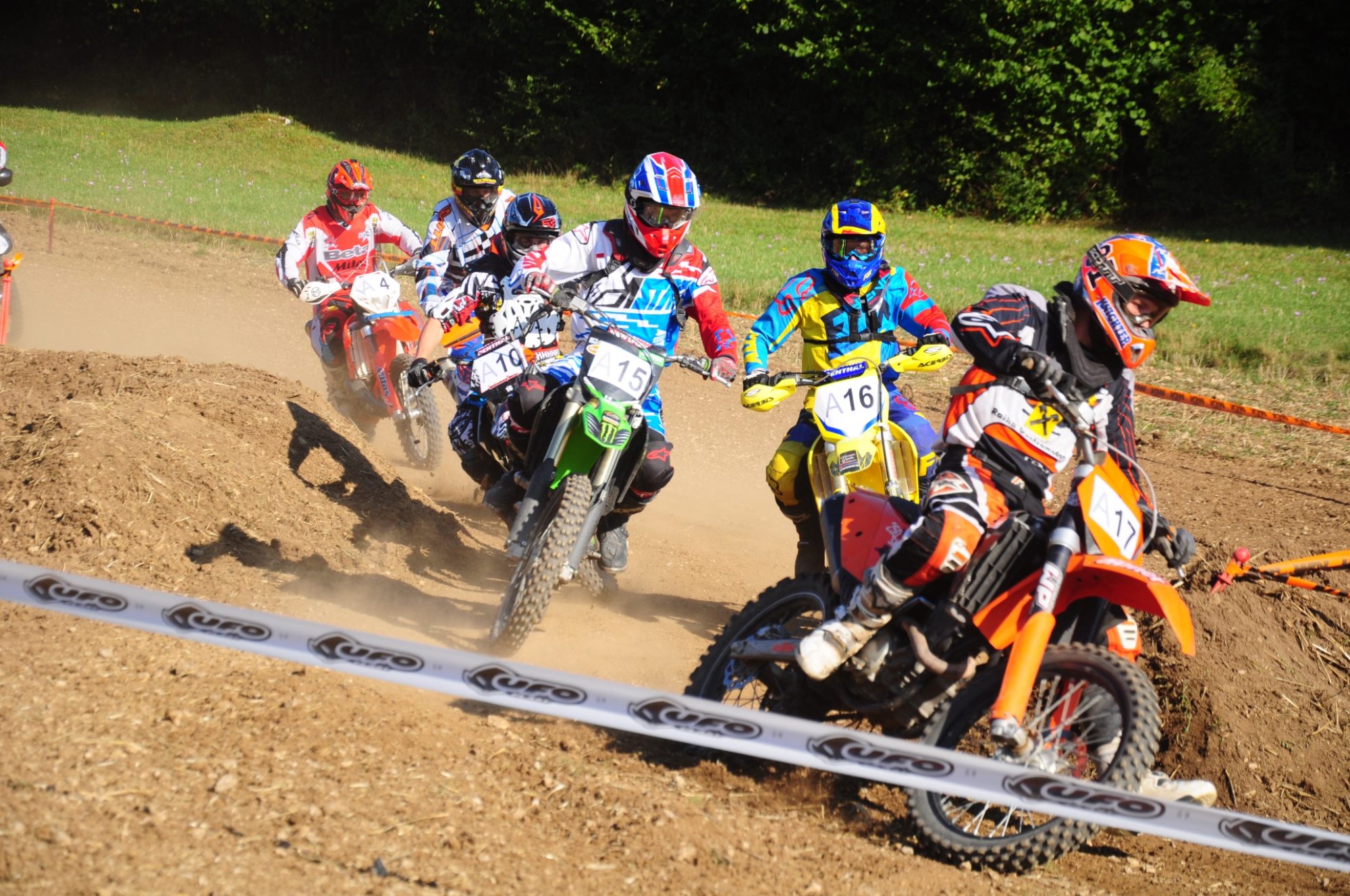 Motocross-Fahrer beim Wiesencross